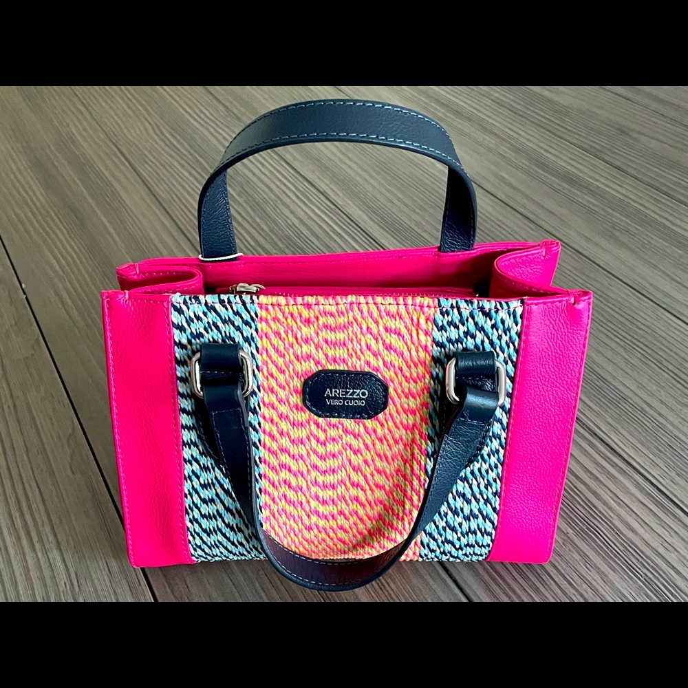 Brand new arezzo vero cuoio leather crossbody pink bag.